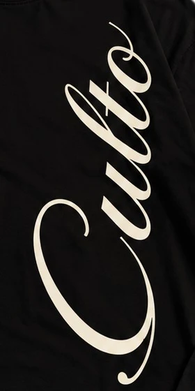 Detalle de la letra «Culto» en blanco hueso sobre el long sleeve negro