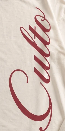 Detalle de la letra «Culto» en vino sobre el long sleeve perla