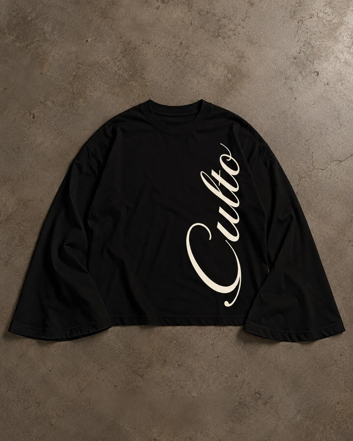 Long sleeve negro Culto extendido sobre piso de cemento
